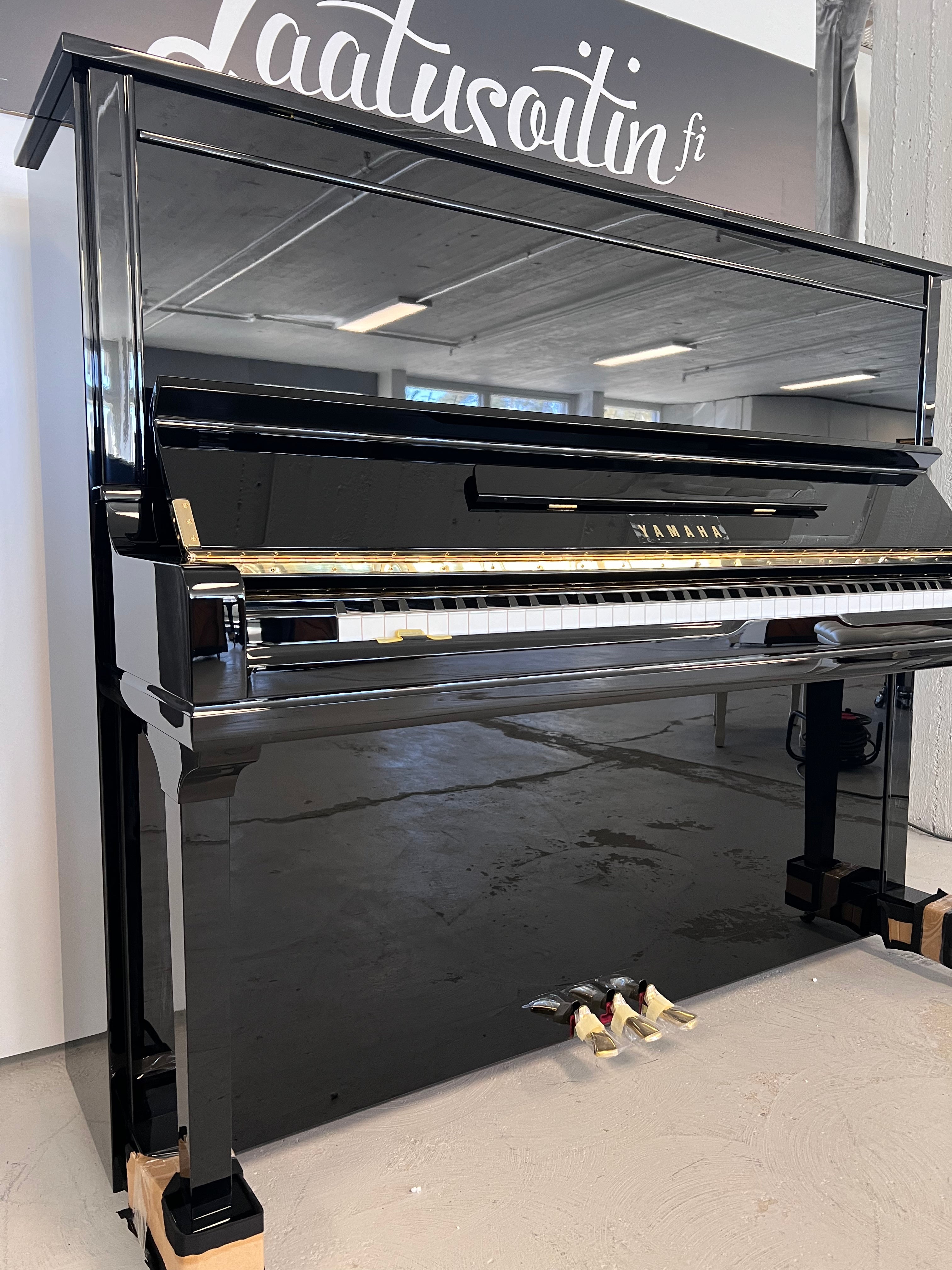 Yamaha U300